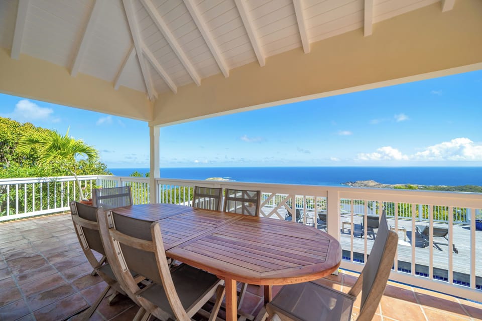 Fully equipped kitchen, fridge, microwave, oven, freezer, dishwasher, coffee machine, toaster and blender. Indoor dining area for 6 people. Another dining area on the terrace. 