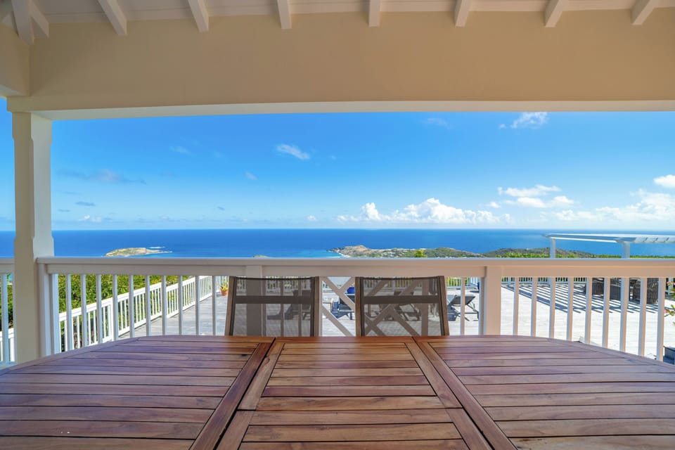 Fully equipped kitchen, fridge, microwave, oven, freezer, dishwasher, coffee machine, toaster and blender. Indoor dining area for 6 people. Another dining area on the terrace. 