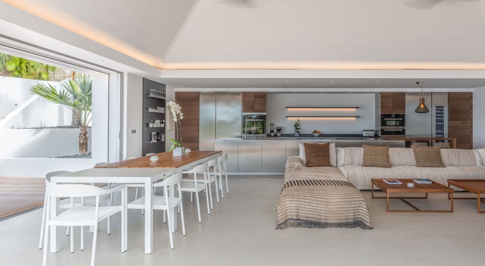 Living room opening entirely onto the pool terrace, ceiling fans, HD-TV, Dish Network, canal satellite, Apple TV, Bose Bluetooth speaker, telephone, WIFI. A pool table is available for guests over 18 years old.