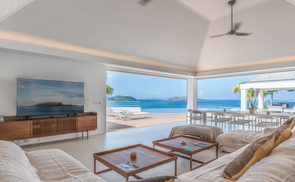 Living room opening entirely onto the pool terrace, ceiling fans, HD-TV, Dish Network, canal satellite, Apple TV, Bose Bluetooth speaker, telephone, WIFI. A pool table is available for guests over 18 years old.