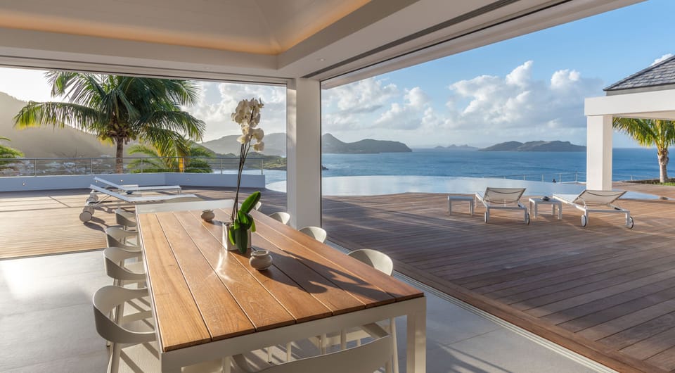 Spacious kitchen equipped with electric oven, gas stove, microwave, toaster, filter coffee machine and Nespresso machine, refrigerator, blender, hood (drop down system). Dining table for 9 guests. 