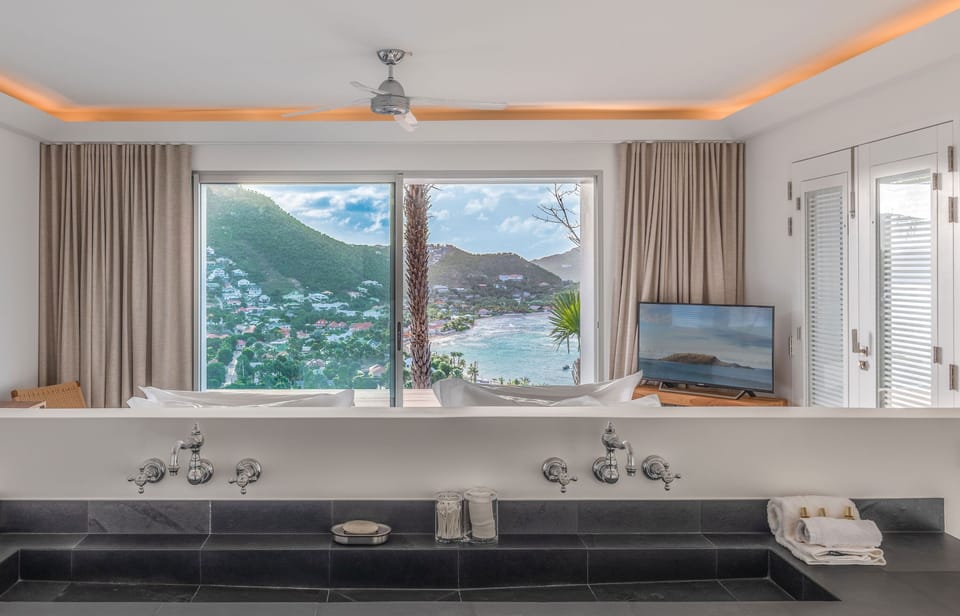 On the lower level, ocean view. King size bed, air conditioning, ceiling fan, HD-TV, DVD player, ensuite bathroom. Private terrace with jacuzzi. 
