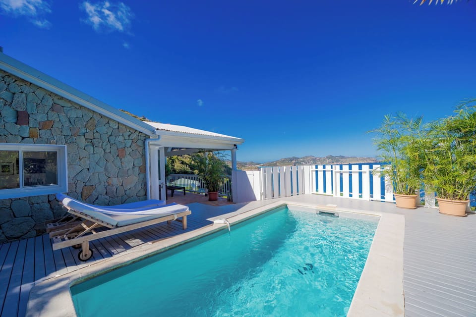 Beautiful terrace and pool. Barbecue. 