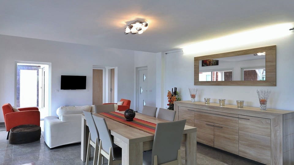 Air conditioning, HD-TV with Orange TV channels (including CNN), Blu-Ray DVD player, iPod Bose Dock, WIFI.Dining area with a rectangular table for six people. A second table is on the covered terrace. 