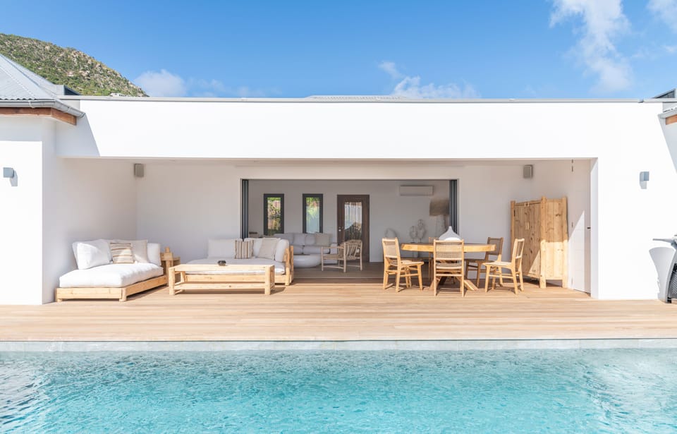 Heated pool, expansive terrace with sun loungers, deck chairs. Breathtaking views over the bay. Bar counter with stools on the terrace. 