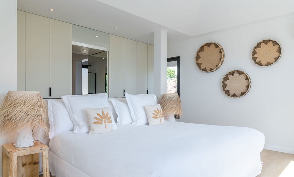 King-size Bed, air-conditioning, HD-TV, Apple TV. Ensuite bathroom with double sinks and Italian shower. 