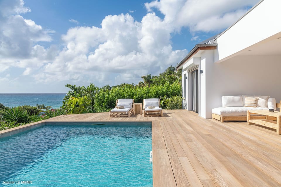 Heated pool, expansive terrace with sun loungers, deck chairs. Breathtaking views over the bay. Bar counter with stools on the terrace. 