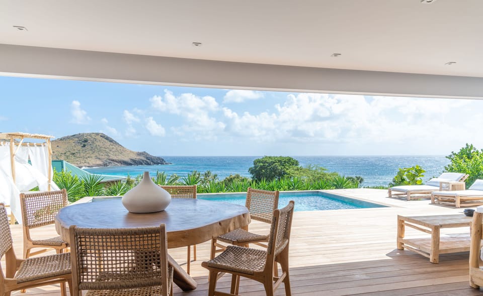 Modern and fully equipped kitchen, breakfast bar with 3 stools, air-conditioning, ceiling fan, gas stove, oven, microwave, blender, coffee maker, fridge, freezer, ice maker, juicer, Nespresso coffee machine, toaster. Outside dining table on the covered te