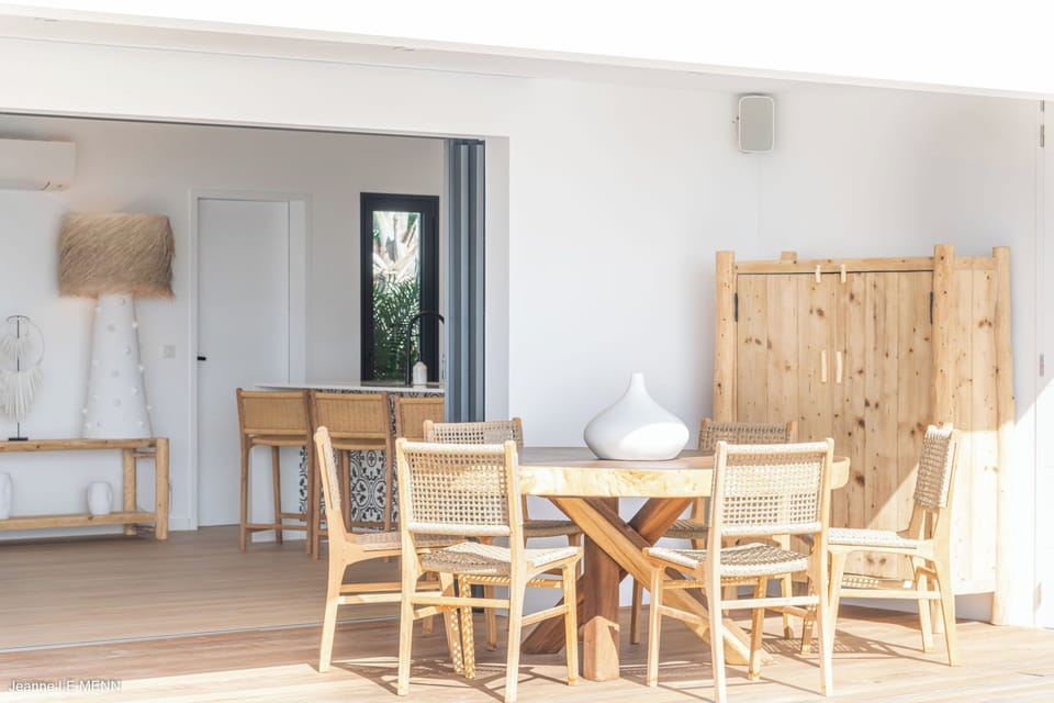 Modern and fully equipped kitchen, breakfast bar with 3 stools, air-conditioning, ceiling fan, gas stove, oven, microwave, blender, coffee maker, fridge, freezer, ice maker, juicer, Nespresso coffee machine, toaster. Outside dining table on the covered te