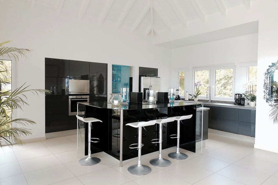 Modern and fully equipped with air conditioning, breakfast bar for 4, electric oven, gas stove, dishwasher, 2 fridges and freezer, ice maker, coffee machine and Nespresso machine, microwave, toaster, blender, hood, electric kettle, gas babecue outside. Di