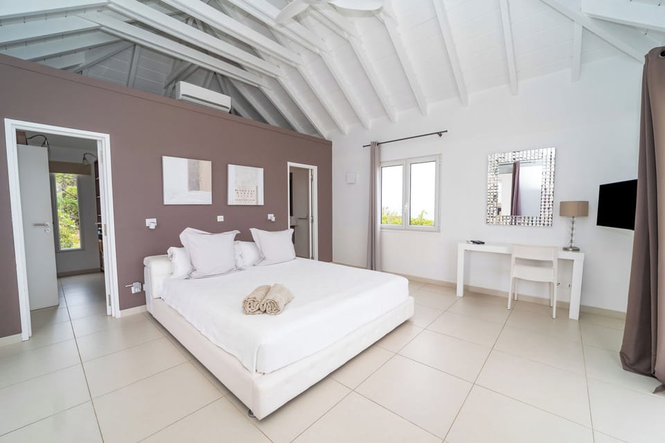 King size bed, air conditioning, HD-TV with Dish Network, DVD player, safe, large dressing room. Bathroom with shower, bath, hairdryer, bathrobes, towels and beach towels. Ocean view. 