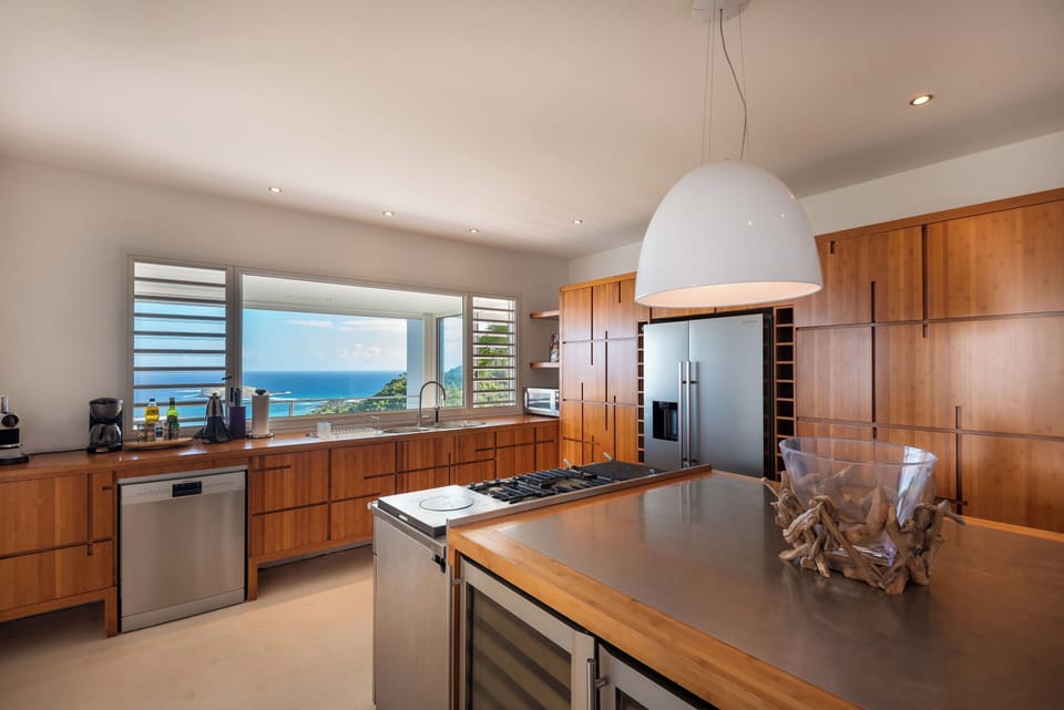 Fully equipped gourmet kitchen with gas oven and two stoves with grill and griddle, wine bottle storage, fridge and freezer with ice maker, dishwasher, microwave, toaster, filter coffee maker and Nespresso coffee machine, blender. Outside dining area on t