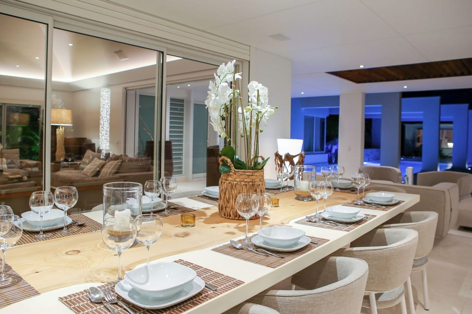 Fully equipped gourmet kitchen with gas oven and two stoves with grill and griddle, wine bottle storage, fridge and freezer with ice maker, dishwasher, microwave, toaster, filter coffee maker and Nespresso coffee machine, blender. Outside dining area on t