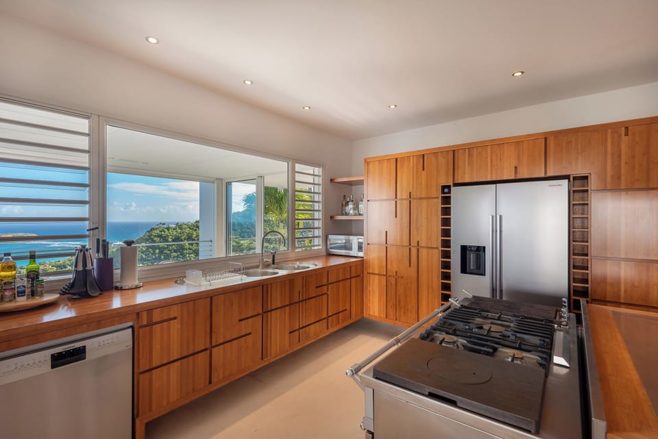 Fully equipped gourmet kitchen with gas oven and two stoves with grill and griddle, wine bottle storage, fridge and freezer with ice maker, dishwasher, microwave, toaster, filter coffee maker and Nespresso coffee machine, blender. Outside dining area on t