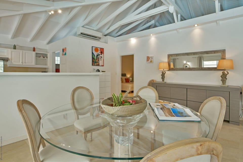 Fully equipped. Electric oven, gas stove, microwave, refrigerator, mixer, centrifuge, freezer, dishwasher, Nespresso machine, blender, kettle, toaster, breakfast bar. Dining table for 4 people. 