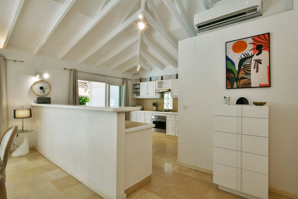 Fully equipped. Electric oven, gas stove, microwave, refrigerator, mixer, centrifuge, freezer, dishwasher, Nespresso machine, blender, kettle, toaster, breakfast bar. Dining table for 4 people. 