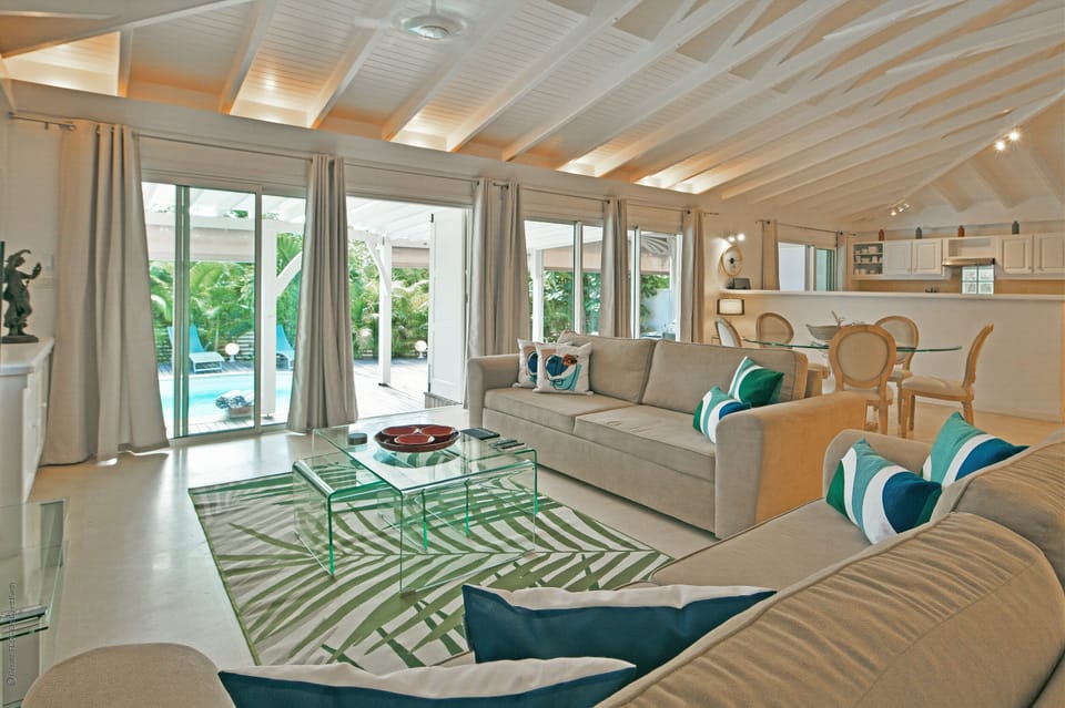 Nice living area opening onto the terrace. Air-conditioning, HD-TV, Apple TV, ceiling fans. 