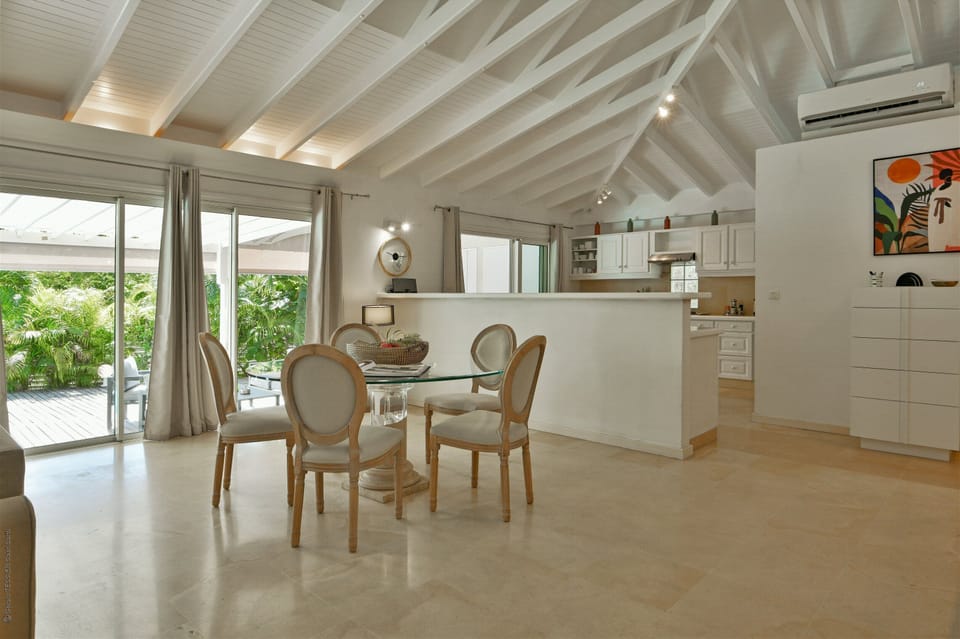 Fully equipped. Electric oven, gas stove, microwave, refrigerator, mixer, centrifuge, freezer, dishwasher, Nespresso machine, blender, kettle, toaster, breakfast bar. Dining table for 4 people. 