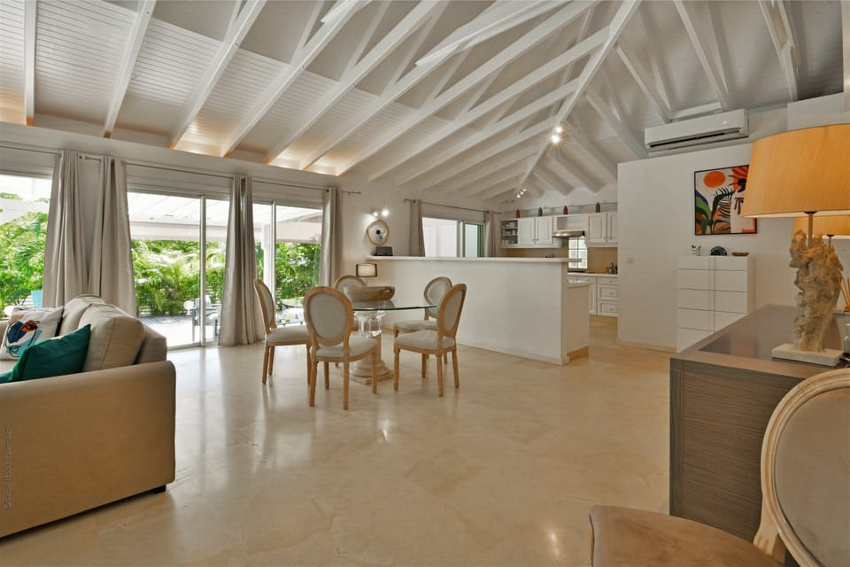Fully equipped. Electric oven, gas stove, microwave, refrigerator, mixer, centrifuge, freezer, dishwasher, Nespresso machine, blender, kettle, toaster, breakfast bar. Dining table for 4 people. 