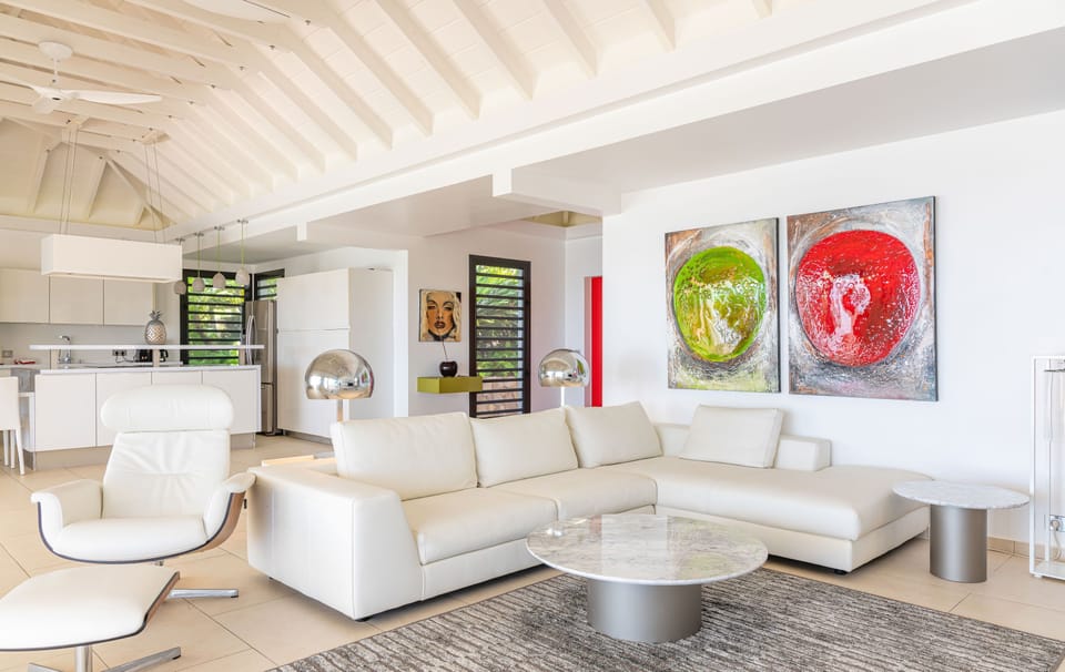 HD-TV, Dish Network, Sonos sound system, ceiling fan. Living room opening onto the terrrace and the view. 