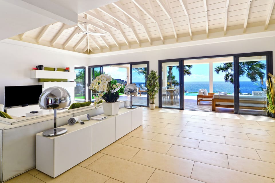 HD-TV, Dish Network, Sonos sound system, ceiling fan. Living room opening onto the terrrace and the view. 