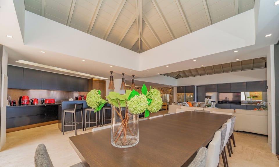 Fully equipped. Electric oven, gas stove, microwave, refrigerator, mixer, centrifuge, freezer, dishwasher, Nespresso machine, blender, kettle, toaster, breakfast bar with stools. Indoor dining area in the great room. Large outdoor dining table on the cove