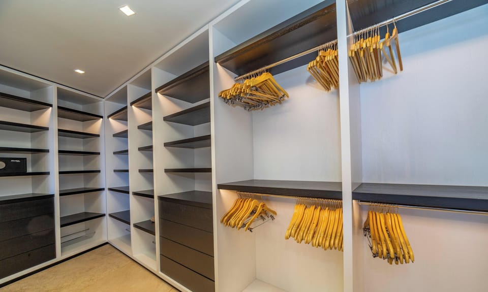 On the main level. King size bed, air conditioning, ceiling fan, HD-TV, Dish Network, safe, dressing room. Ensuite bathroom with indoor Italian shower, double sink. The bedroom opens onto the terrace and the pool. 