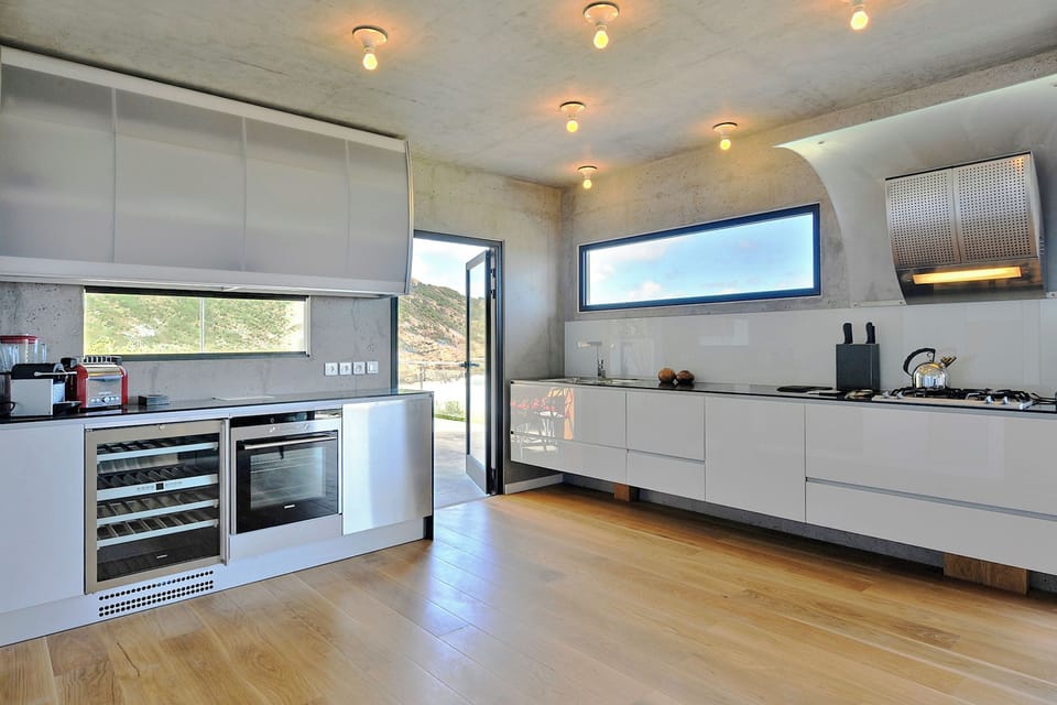 Fully equipped kitchen, refrigerator and wine cellar, blender, centrifuge, ice machine, gas grill, dishwasher, Nespresso coffee machine, toaster. Outdoor dining table on the back of the property with magnificent ocean views.