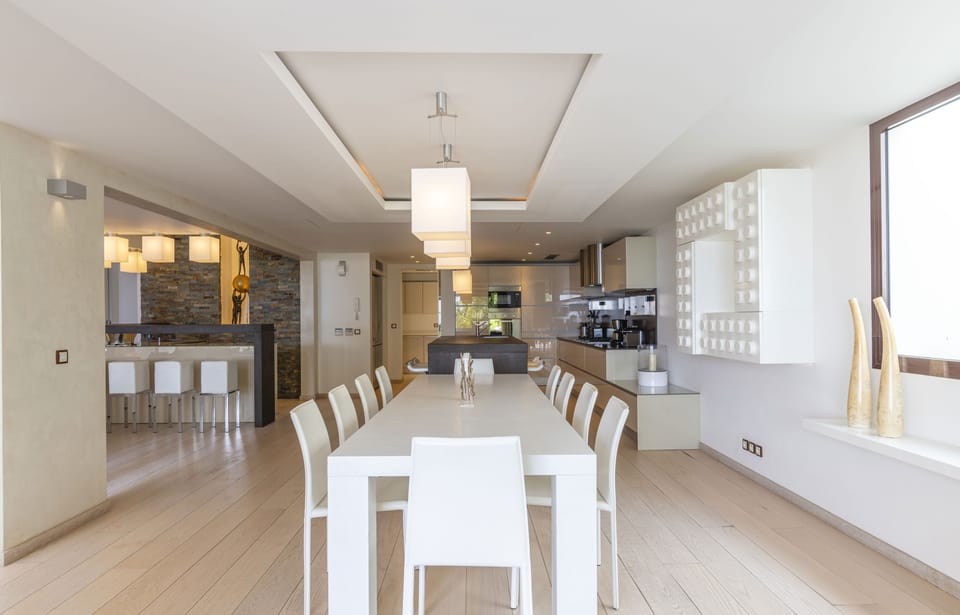 Modern and fully equipped kitchen. A beautiful bar for breakfast. Air conditioning, coffee machine, dishwasher, espresso machine, gas cooker, microwave oven, oven, wine cellar. Indoor dining table for 10 guests. Outdoor dining area on the terrace. 