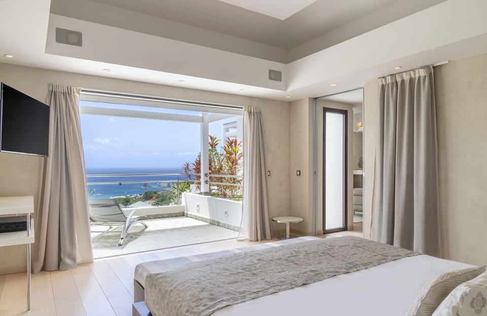 On the upper level. King size bed, air-conditioning, ceiling fan, HD-TV, Apple TV, Dish Network. Ensuite Bathroom, hair dryer, safe. Private terrace, ocean view. 