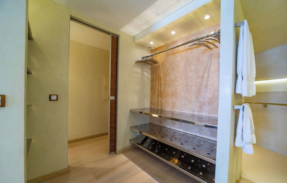 On the lower level, next to the living room. King size bed, air-conditioning, ceiling fan, HD-TV, Apple TV, Dish Network. Ensuite Bathroom, hair dryer, safe. The room opens onto the terrace. 