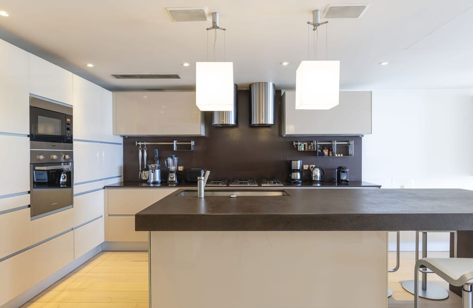 Modern and fully equipped kitchen. A beautiful bar for breakfast. Air conditioning, coffee machine, dishwasher, espresso machine, gas cooker, microwave oven, oven, wine cellar. Indoor dining table for 10 guests. Outdoor dining area on the terrace. 