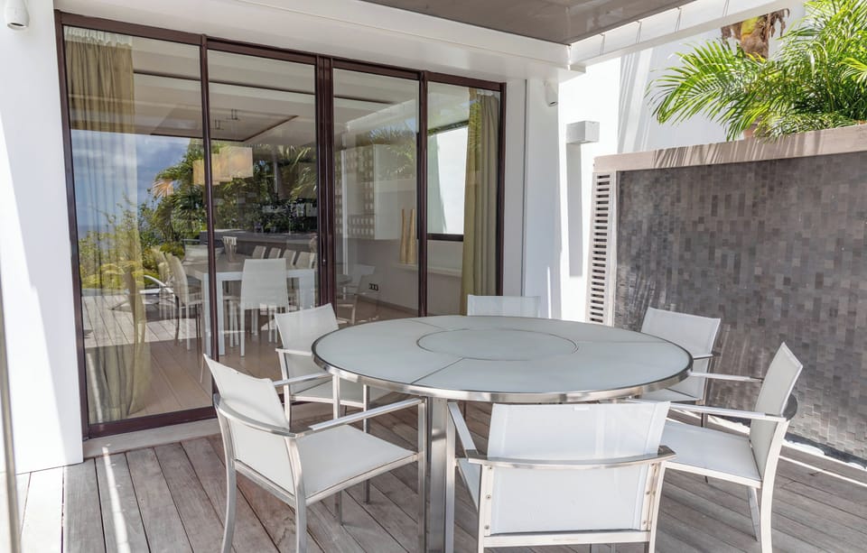 Modern and fully equipped kitchen. A beautiful bar for breakfast. Air conditioning, coffee machine, dishwasher, espresso machine, gas cooker, microwave oven, oven, wine cellar. Indoor dining table for 10 guests. Outdoor dining area on the terrace. 