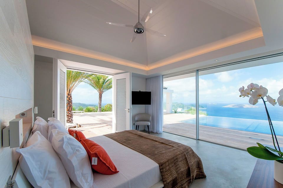 On the main level. King size bed, air conditioning, ceiling fan, HD-TV with Dish Network, Canal Satellite, Bose Bluetooth speaker, telephone, WIFI, safe. Ensuite bathroom with rain shower and regular shower head, double wash basin, hair dryer, towels and 