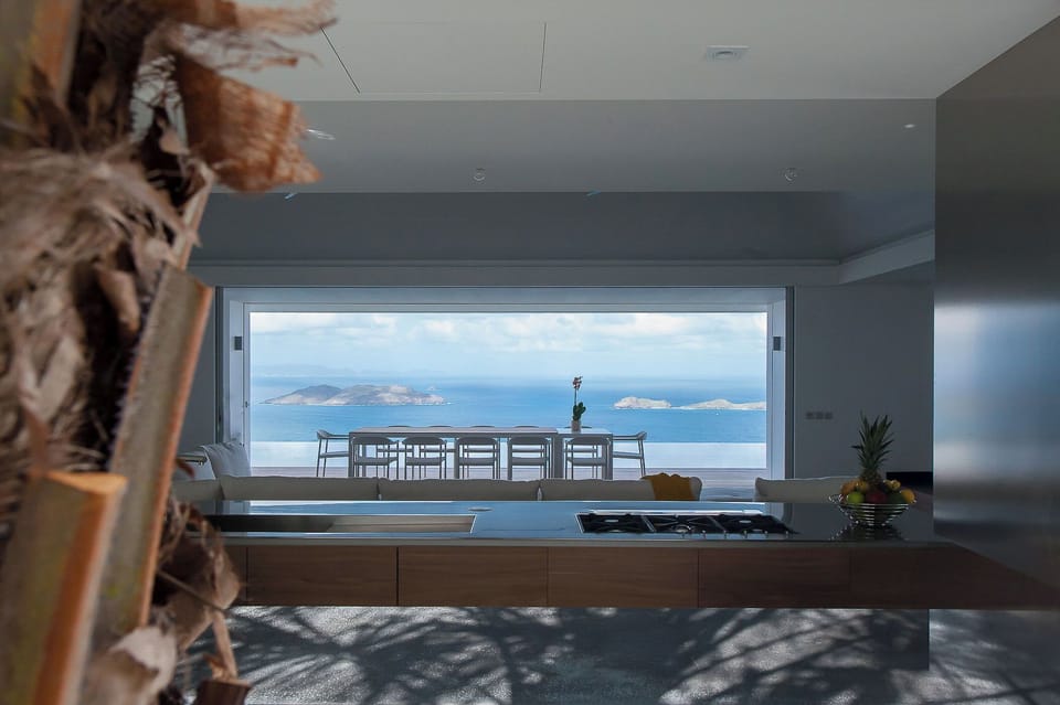 Modern and fully equipped kitchen, electric oven, gas stove, microwave, toaster, filter coffee machine and Nespresso machine, 2 refrigerators / freezers, blender, wine cellar, electric kettle, electric fruit squeezer, hood (drop down system). Gas barbecue