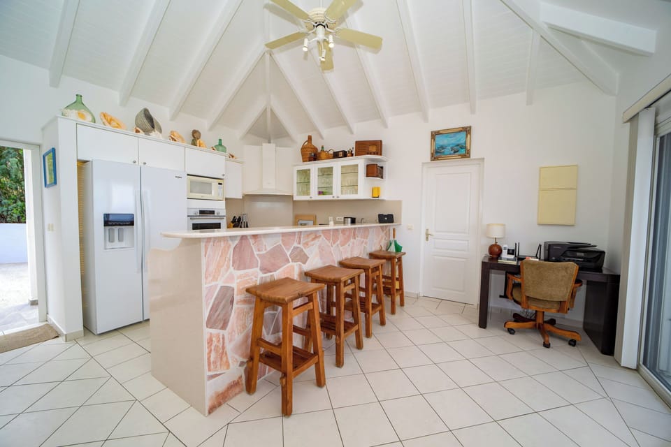 Fully equipped kitchen with breakfast bar. Refrigerator, freezer with ice maker, oven, microwave, filter and espresso coffee maker, electric kettle, juicer, blender, dishwasher, toaster. Dining table on the covered terrace. 