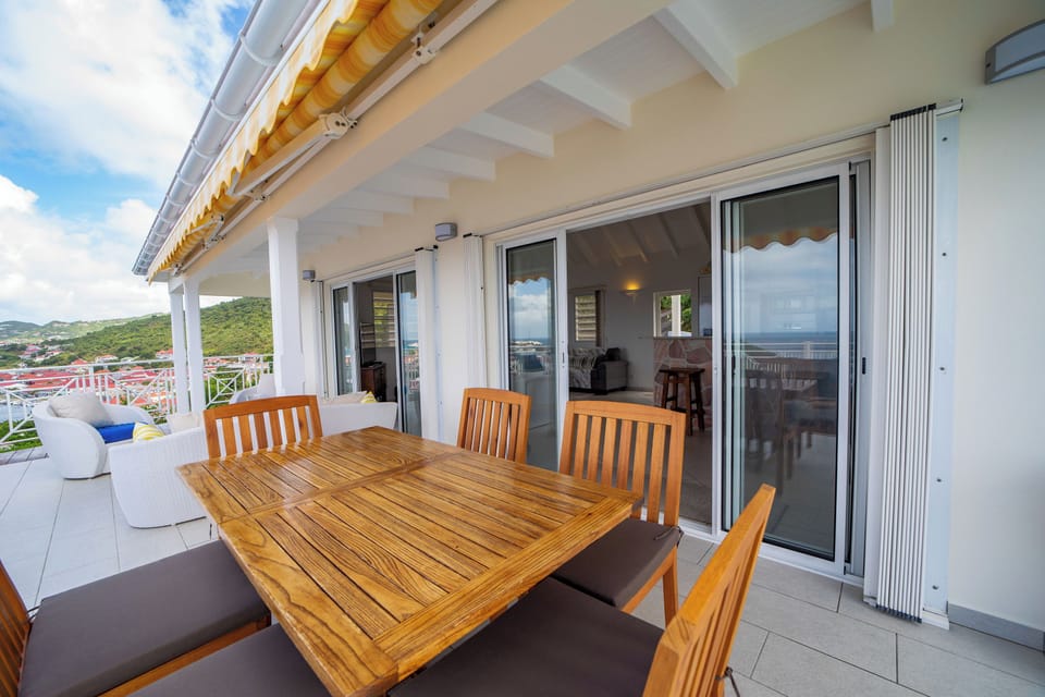 Fully equipped kitchen with breakfast bar. Refrigerator, freezer with ice maker, oven, microwave, filter and espresso coffee maker, electric kettle, juicer, blender, dishwasher, toaster. Dining table on the covered terrace. 