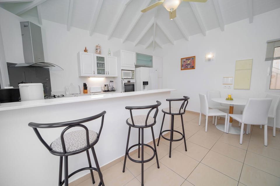 Fully equipped kitchen with breakfast bar. Refrigerator, freezer with ice maker, oven, microwave, filter and espresso coffee maker, electric kettle, juicer, blender, dishwasher, toaster. Dining table on the covered terrace. 