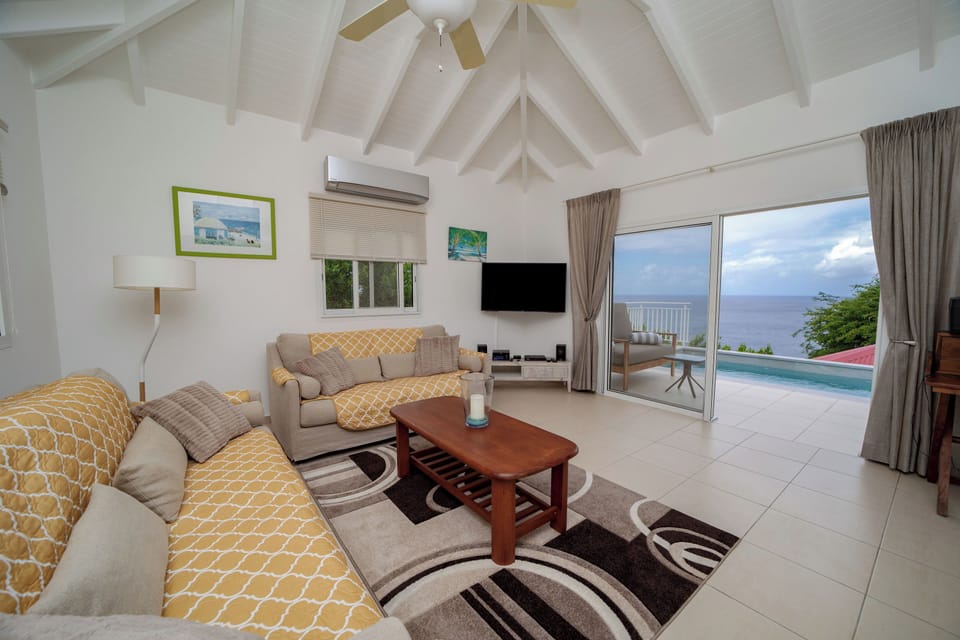 Spacious air-conditioned living room. Ceiling fan, HD-TV, Dish Network, Apple TV. 