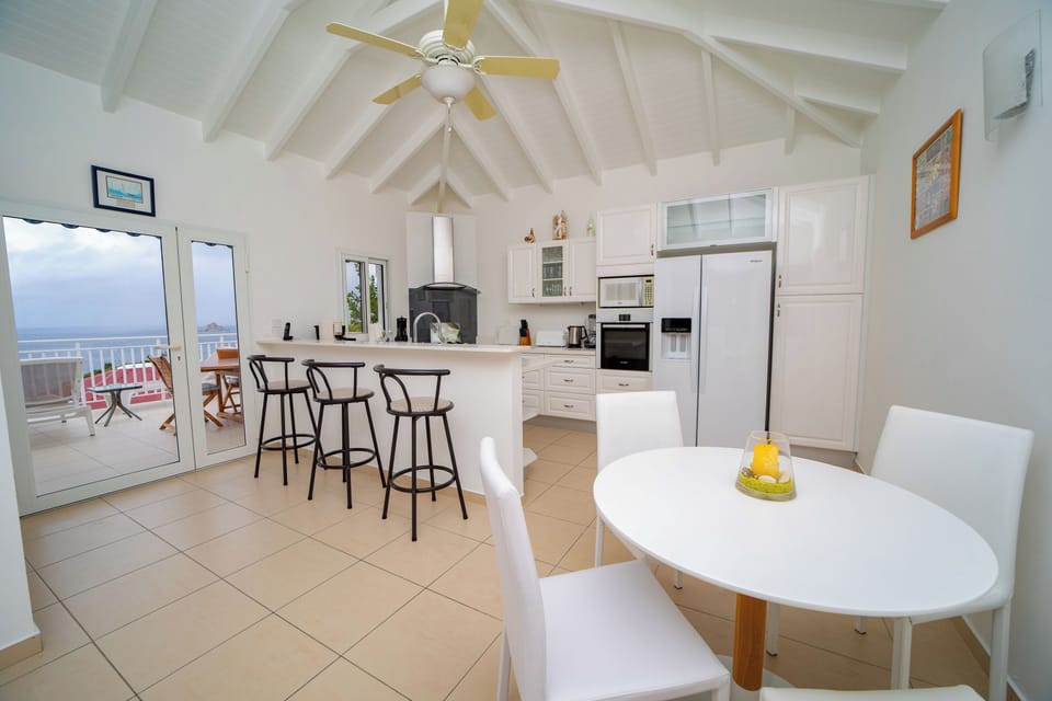 Fully equipped kitchen with breakfast bar. Refrigerator, freezer with ice maker, oven, microwave, filter and espresso coffee maker, electric kettle, juicer, blender, dishwasher, toaster. Dining table on the covered terrace. 