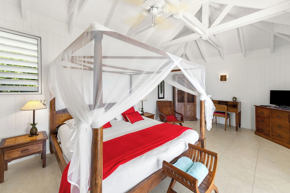 Located on the upper level. King size bed, air conditioning, HD-TV, dressing room, safe, WIFI. Private bathroom with shower, double vanity, hairdryer. Ocean view. 