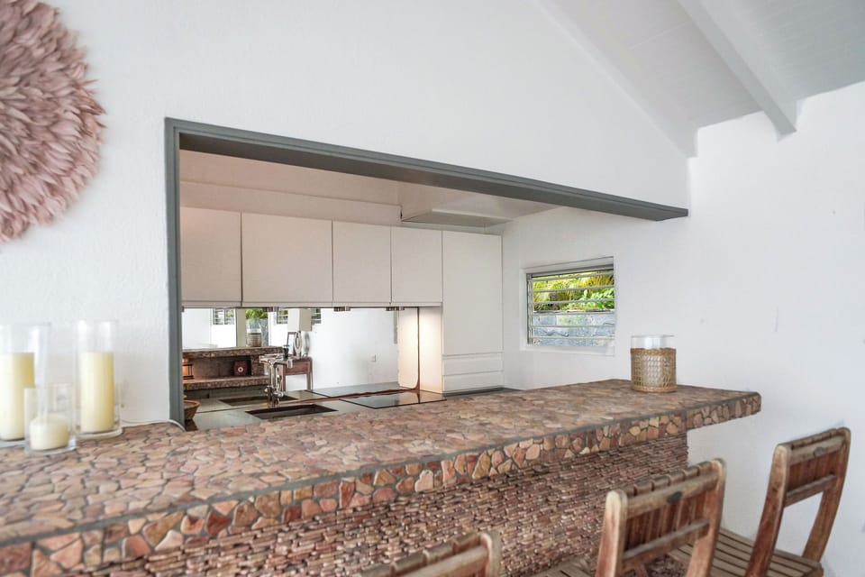 Fully esquipped kitchen, fridge, freezer, dishwasher, microwave, espresso machine, toaster, fan. Breakfast bar.