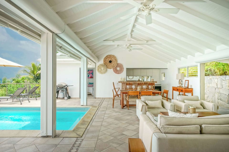 Ceiling fan. Dining table for 6 guests. View over the bay. 