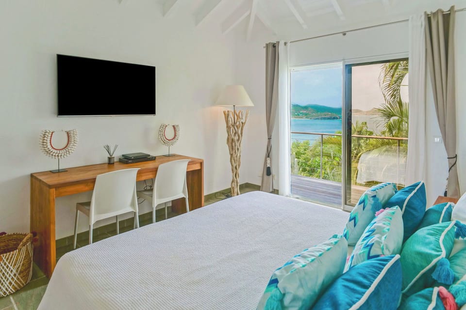 King size bed, air conditioning, HD-TV, Dish Network, dressing room, safe, WIFI. Ensuite bathroom with shower, sink, hairdryer. Ocean view. 