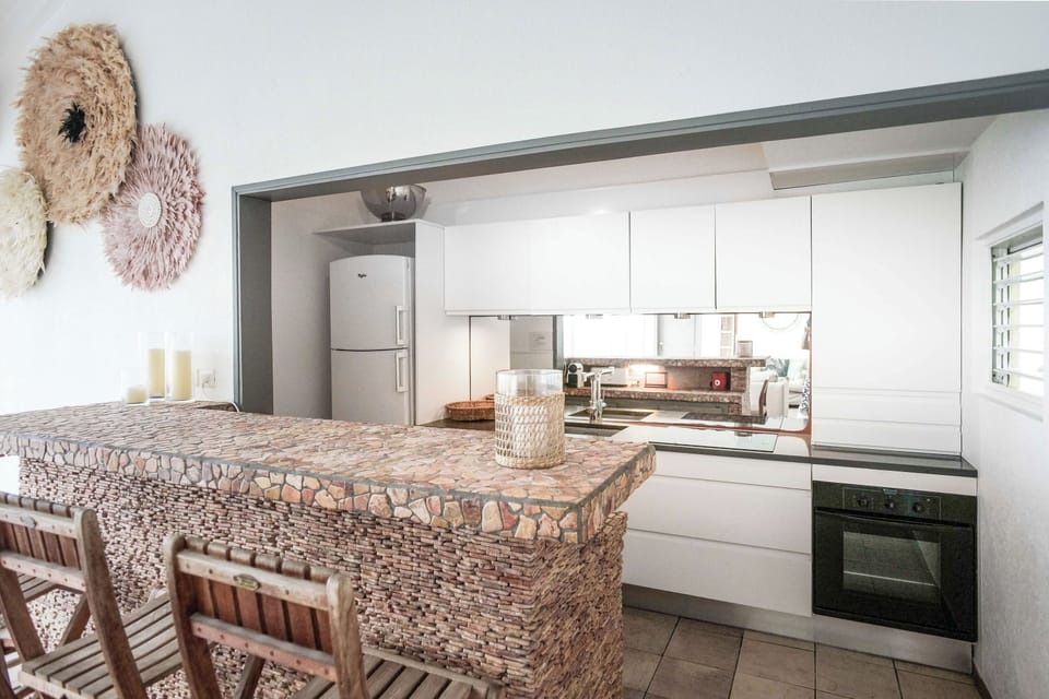 Fully esquipped kitchen, fridge, freezer, dishwasher, microwave, espresso machine, toaster, fan. Breakfast bar.
