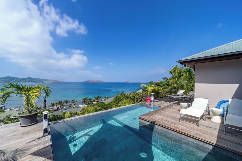 Nice pool facing the view, terrace with deck chairs. Gas barbecue.