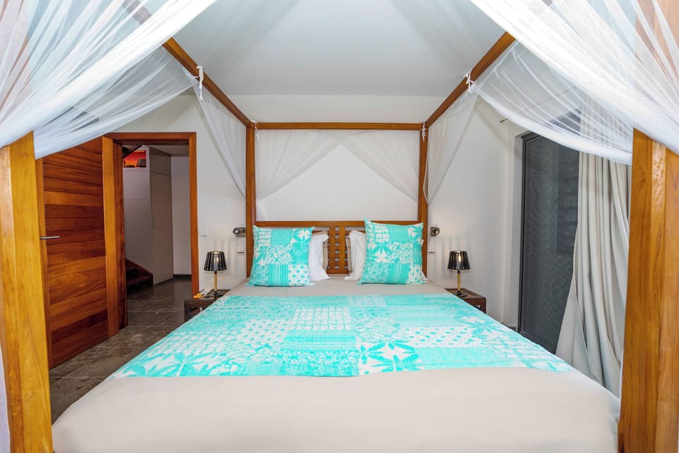 On the lower level. Air conditioning, king size bed, HD-TV, Apple TV, safe. En-suite bathroom with shower. Private terrace. 
