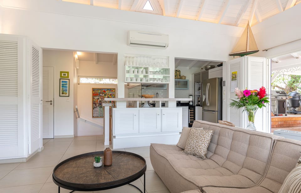 Situated in the upper level. Air-conditioning, HD-TV, DVD player, Dish Network satellite, iPod dock, ceiling fan, telephone, WIFI. Ocean view.