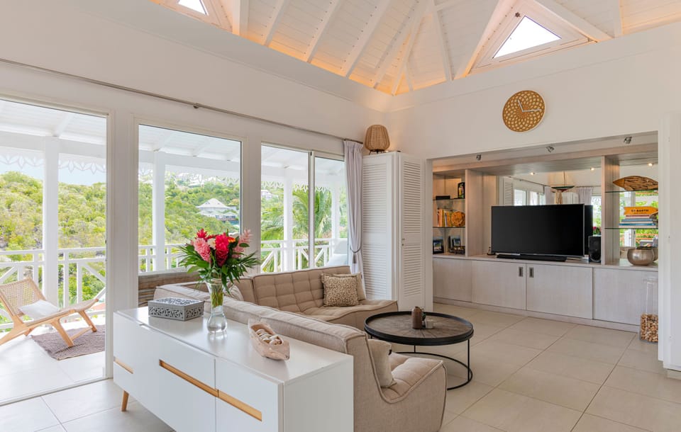 Situated in the upper level. Air-conditioning, HD-TV, DVD player, Dish Network satellite, iPod dock, ceiling fan, telephone, WIFI. Ocean view.