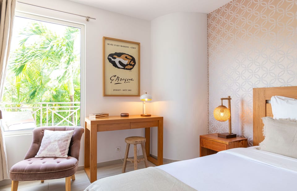 Situated on the lower level. Queen size bed, air conditioning, HD-TV, Dish Network, safe. Ensuite bathroom with rain shower and normal shower, two sinks, hair dryer, bath and beach towels. 
